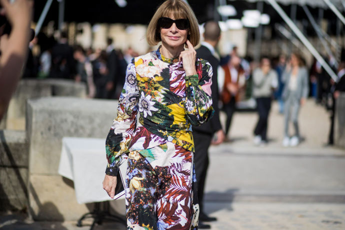 Vogue: Očima módních editorek (In Vogue: The Editor's Eye, 2012)
Pár let po Zářijovém čísle přichází další dokument ze světa Vogue natočený ke 120. výročí časopisu. Tentokrát se nesoustředí na konkrétní číslo, ale zobrazuje tvorbu několika nejslavnějších módních editorialů, které se ve Vogue objevily. Ve filmu se ukáže spoustu známých tváří z módního průmyslu, jako je Marc Jacobs nebo Nicolas Ghesquière, ale také hollywoodské hvězdy včetně Sarah Jessicy Parker a Nicole Kidman.
Vogue: Očima módních editorek (In Vogue: The Editor's Eye, 2012)
Pár let po Zářijovém čísle přichází další dokument ze světa Vogue natočený ke 120. výročí časopisu. Tentokrát se nesoustředí na konkrétní číslo, ale zobrazuje tvorbu několika nejslavnějších módních editorialů, které se ve Vogue objevily. Ve filmu se ukáže spoustu známých tváří z módního průmyslu, jako je Marc Jacobs nebo Nicolas Ghesquière, ale také hollywoodské hvězdy včetně Sarah Jessicy Parker a Nicole Kidman.