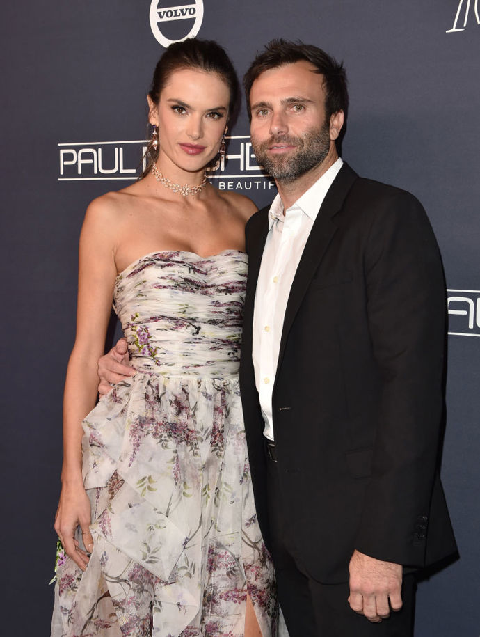 Alessandra Ambrosio a Jamie Mazur

Supermodelka Alessandra a byznysmen Jamie se zasnoubili v roce 2008. Zasnoubení jim vydrželo 10 let, letos v březnu se však rozešli. Mají spolu ale dvě děti: Anju Louise a Noaha Phoenixe.
