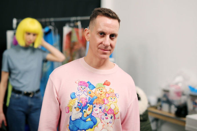 Jeremy Scott: The People's Designer (2015)
Příběh Jeremyho Scotta by mohl konkurovat Popelce. Z malého městečka v Missouri se propracoval až k vedení značky Moschino. Jeremy na své cestě za úspěchem musel překonat spoustu překážek, které právě tento dokument popisuje blíže. V dokumentu uvidíte nejen návrháře známého výraznými, někdy až šokujícími kousky, ale také spoustu celebrit, jako je Miley Cyrus, Rita Ora, Katy Perry nebo sestry Hiltonovy.
Jeremy Scott: The People's Designer (2015)
Příběh Jeremyho Scotta by mohl konkurovat Popelce. Z malého městečka v Missouri se propracoval až k vedení značky Moschino. Jeremy na své cestě za úspěchem musel překonat spoustu překážek, které právě tento dokument popisuje blíže. V dokumentu uvidíte nejen návrháře známého výraznými, někdy až šokujícími kousky, ale také spoustu celebrit, jako je Miley Cyrus, Rita Ora, Katy Perry nebo sestry Hiltonovy.