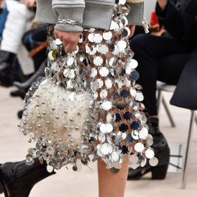 Paco Rabanne

Trend blyštivých medailonků je zpět a najdete je úplně na všem - od sukní a topů přes boty až po kabelky. Šedesátá léta se vrací! Vyhazovat staré módní výstřelky po babičce se nevyplácí.

