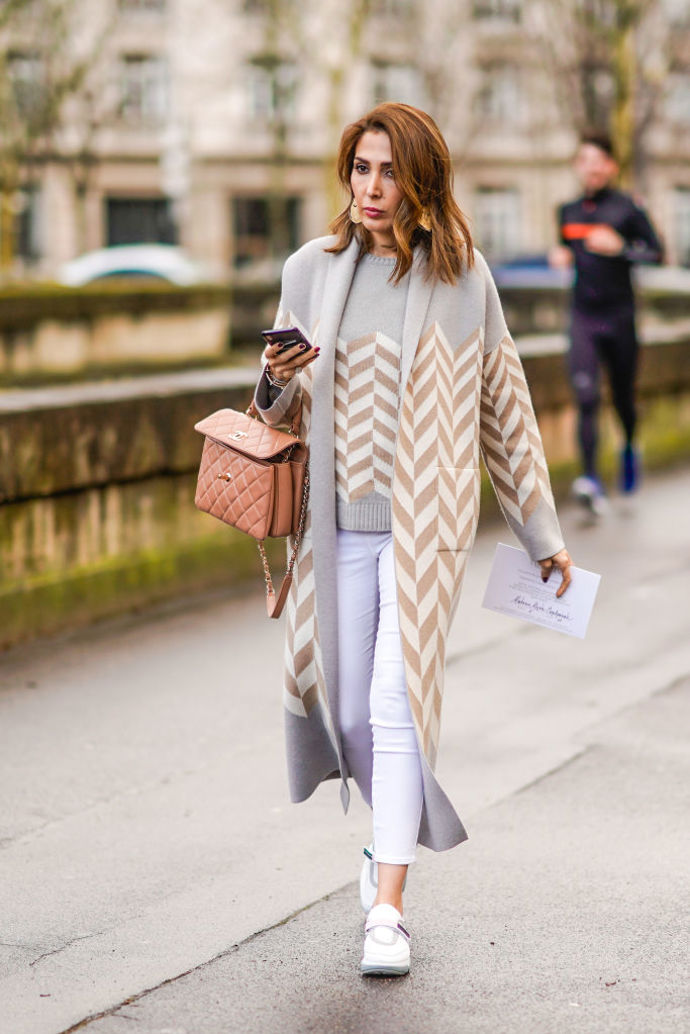 Dlouhý cardigan
Na přechodové období ideální kousek. Když nechcete být přehnaně elegantní v trenčkotu, sáhněte po cardiganu v délce kabátu, obujte tenisky a místo kabelky si vezměte batůžek. Outfit na podzimní procházku po městě jako dělaný!
Dlouhý cardigan
Na přechodové období ideální kousek. Když nechcete být přehnaně elegantní v trenčkotu, sáhněte po cardiganu v délce kabátu, obujte tenisky a místo kabelky si vezměte batůžek. Outfit na podzimní procházku po městě jako dělaný!