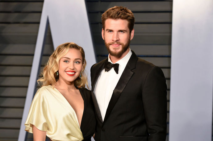 Miley Cyrus a Liam Hemsworth

Zpěvačka Miley Cyrus a herec Liam Hemsworth se zasnoubili v roce 2012, ale o rok později zasnoubení zrušili. V roce 2016 se však opět dali dohromady a znovu se zasnoubili. "Žádnou svatbu zatím neplánuji, je mi 24," řekla Miley deníku The Sun. "Doufám, že před tím, než se vdám, budu ještě trochu žít."
