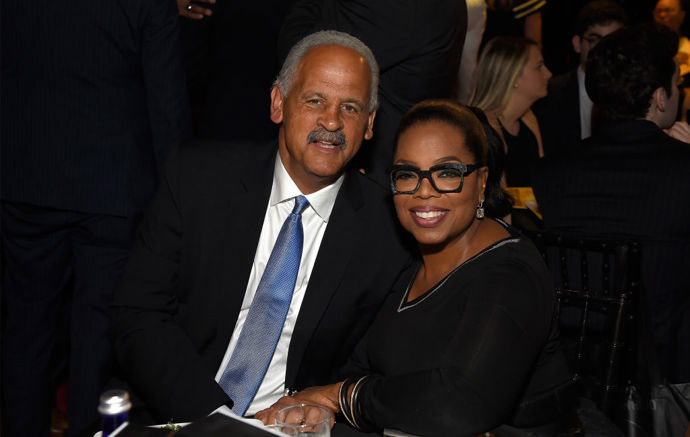 Oprah Winfrey a Stedman Graham

Rozhodně nejdéle zasnoubený pár v Hollywoodu jsou moderátorka Oprah Winfrey a Stedman Graham. Zasnoubili se v roce 1993 (!), ale svatbu odložili kvůli nabitému programu. Ani o 25 let později stále nejsou svoji. Oba si myslí, že kdyby se byli bývali vzali, už by spolu dnes nebyli. 
