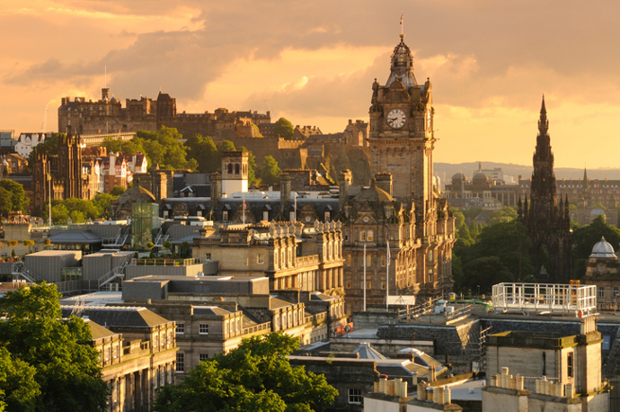 Edinburgh

Z návštěvy skotského hlavního města vytěžíte nejvíce, když se ubytujete v centru. Butikový hotel Rutland leží přímo ve středu čtvrti West End, takže je skvělým výchozím bodem pro objevování města. Nebo můžete jít v šlépějích hvězd, jako je Sophia Loren, Elizabeth Taylor, Paul McCartney nebo J. K. Rowlingová a ubytovat se v prestižním pětihvězdičkovém hotelu Balmoral.

Na jídlo si můžete zajít například do restaurace Timberyard v industriálním stylu, která se nachází v bývalém skladu v cihlové budově z 19. století. Kromě restaurace je zde i řeznictví a udírna. Všechny suroviny jsou lokální a tomu odpovídá i atmosféra - domácí a odpočinková.

Kdybyste v Edinburghu mohla udělat jenom jednu věc, měla byste v srpnu zajít na Fringe festival, kdy v ulicích potkáte umělce všeho druhu. Kromě festivalu stojí ve Skotsku za vyzkoušení určitě degustace whisky.
