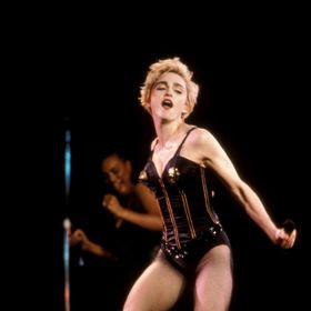 1987

Korzet se zlatými hroty na podprsence od Jeana Paula Gaultiera předvedla na svém „Who‘s That Girl“ tour.
