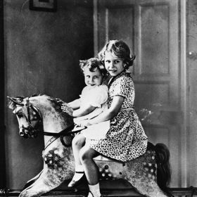 1932

Královna Alžběta a její sestra princezna Margharet
