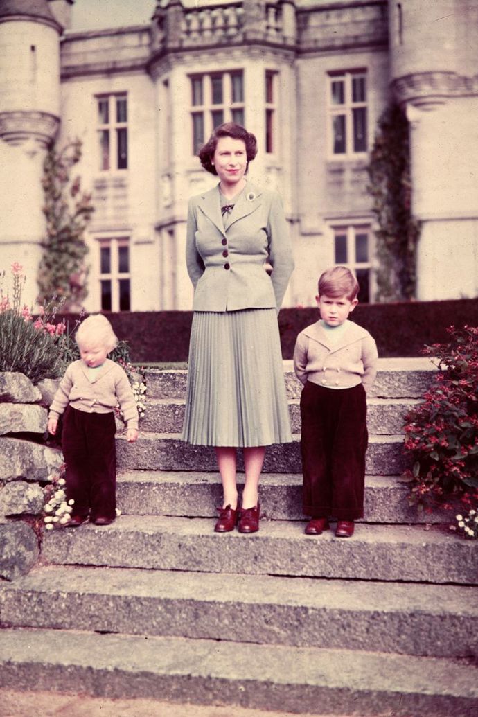 1952

Královna s princem Charlesem a princeznou Annou
