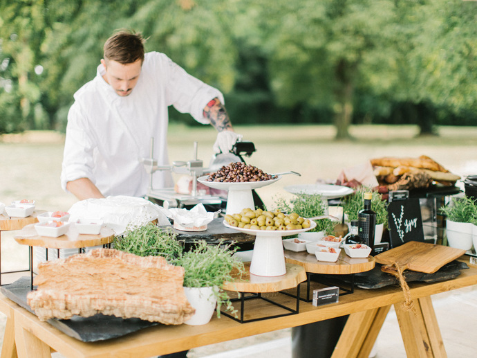 Veškerý catering plný dobrot připravil Stones catering.
