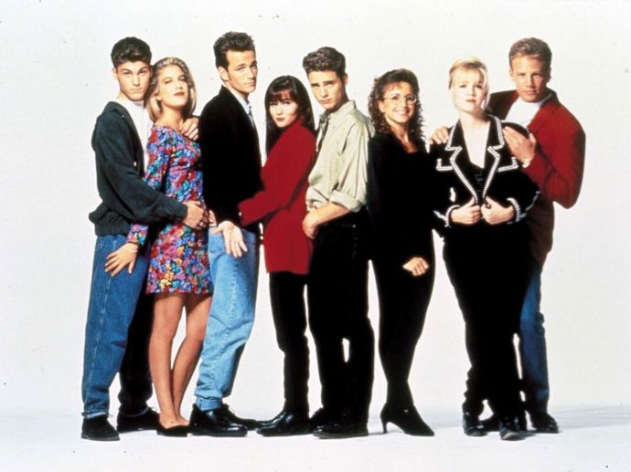 Beverly Hills 90210
Brenda, Dylan, Brandon, Donna, Steve, Kelly – parta, která ovládla televizní obrazovky, i naše srdce.
Zajímavost: Shannen Doherty (Brenda) pózovala nahá pro Playboy a šokovala různými výtržnostmi, proto dostala na konci čtvrté série padáka.
Beverly Hills 90210
Brenda, Dylan, Brandon, Donna, Steve, Kelly – parta, která ovládla televizní obrazovky, i naše srdce.
Zajímavost: Shannen Doherty (Brenda) pózovala nahá pro Playboy a šokovala různými výtržnostmi, proto dostala na konci čtvrté série padáka.