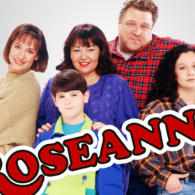 Roseanne

Tento seriál byl jeden z prvních, ve kterém oba rodiče chodí do práce a kde navíc domácnost vede žena. Stal se populární, protože často narážel na tabuizovaná témata (např. alkoholismus, menstruace, sex, obezita, rasové problémy, domácí násilí a homosexualita), o kterých se běžně v seriálech nemluvilo.

Kdo si také zamiloval drsnou a nebojácnou Roseanne?

Zajímavost: Roseanne je první seriál, který otevřeně podporoval práva homosexuálních párů.
