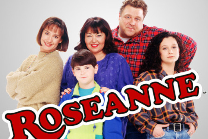 Roseanne
Tento seriál byl jeden z prvních, ve kterém oba rodiče chodí do práce a kde navíc domácnost vede žena. Stal se populární, protože často narážel na tabuizovaná témata (např. alkoholismus, menstruace, sex, obezita, rasové problémy, domácí násilí a homosexualita), o kterých se běžně v seriálech nemluvilo.
Kdo si také zamiloval drsnou a nebojácnou Roseanne?
Zajímavost: Roseanne je první seriál, který otevřeně podporoval práva homosexuálních párů.
Roseanne
Tento seriál byl jeden z prvních, ve kterém oba rodiče chodí do práce a kde navíc domácnost vede žena. Stal se populární, protože často narážel na tabuizovaná témata (např. alkoholismus, menstruace, sex, obezita, rasové problémy, domácí násilí a homosexualita), o kterých se běžně v seriálech nemluvilo.
Kdo si také zamiloval drsnou a nebojácnou Roseanne?
Zajímavost: Roseanne je první seriál, který otevřeně podporoval práva homosexuálních párů.