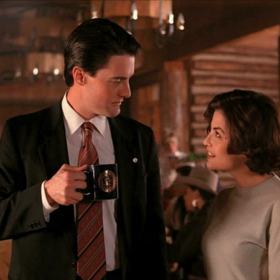 Městečko Twin Peaks

Věděli jste, že snižující se divácká sledovanost vedla stanice ABC k nátlaku, aby totožnost Lauřina vraha byla odhalena již uprostřed druhé série? Toto odhalení však v kombinaci se střetem s jinými seriály, vysílanými ve stejný čas, vedlo k ještě většímu propadu ve sledovanosti. Nakonec bylo natáčení seriálu zcela zrušeno.

Zajímavost: V domě Eda (Everett McGill) a Nadine (Wendy Robie) Hurleyových můžete zahlédnout obraz Karlova mostu.
