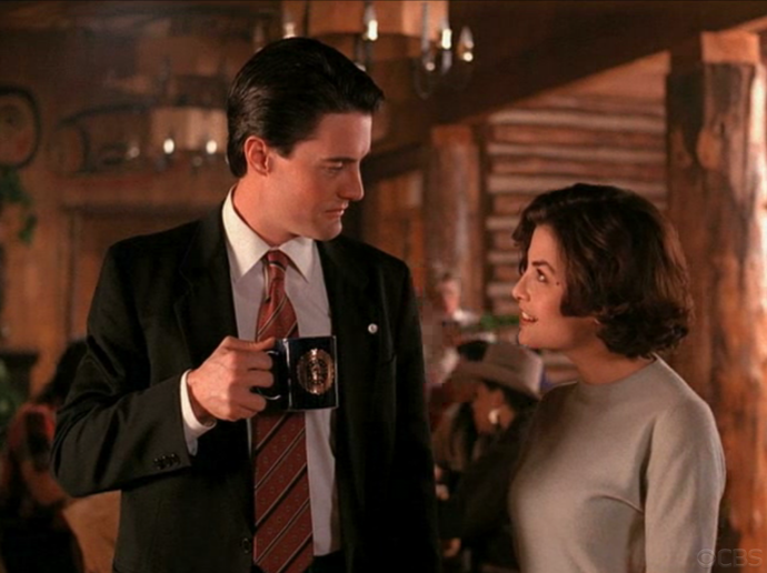 Městečko Twin Peaks
Věděli jste, že snižující se divácká sledovanost vedla stanice ABC k nátlaku, aby totožnost Lauřina vraha byla odhalena již uprostřed druhé série? Toto odhalení však v kombinaci se střetem s jinými seriály, vysílanými ve stejný čas, vedlo k ještě většímu propadu ve sledovanosti. Nakonec bylo natáčení seriálu zcela zrušeno.
Zajímavost: V domě Eda (Everett McGill) a Nadine (Wendy Robie) Hurleyových můžete zahlédnout obraz Karlova mostu.
Městečko Twin Peaks
Věděli jste, že snižující se divácká sledovanost vedla stanice ABC k nátlaku, aby totožnost Lauřina vraha byla odhalena již uprostřed druhé série? Toto odhalení však v kombinaci se střetem s jinými seriály, vysílanými ve stejný čas, vedlo k ještě většímu propadu ve sledovanosti. Nakonec bylo natáčení seriálu zcela zrušeno.
Zajímavost: V domě Eda (Everett McGill) a Nadine (Wendy Robie) Hurleyových můžete zahlédnout obraz Karlova mostu.