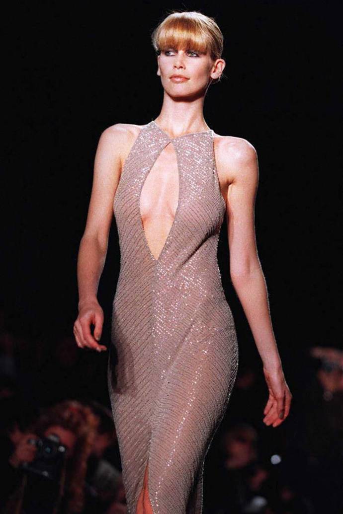 duben 1997

Claudia ve zdobených šatech Halston na přehlídce podzim/zima 1997.
