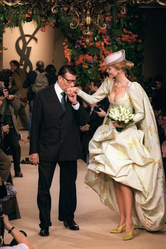 leden 1997

Yves Saint-Laurent a Claudia Schiffer v závěru přehlídky haute couture kolekce.
