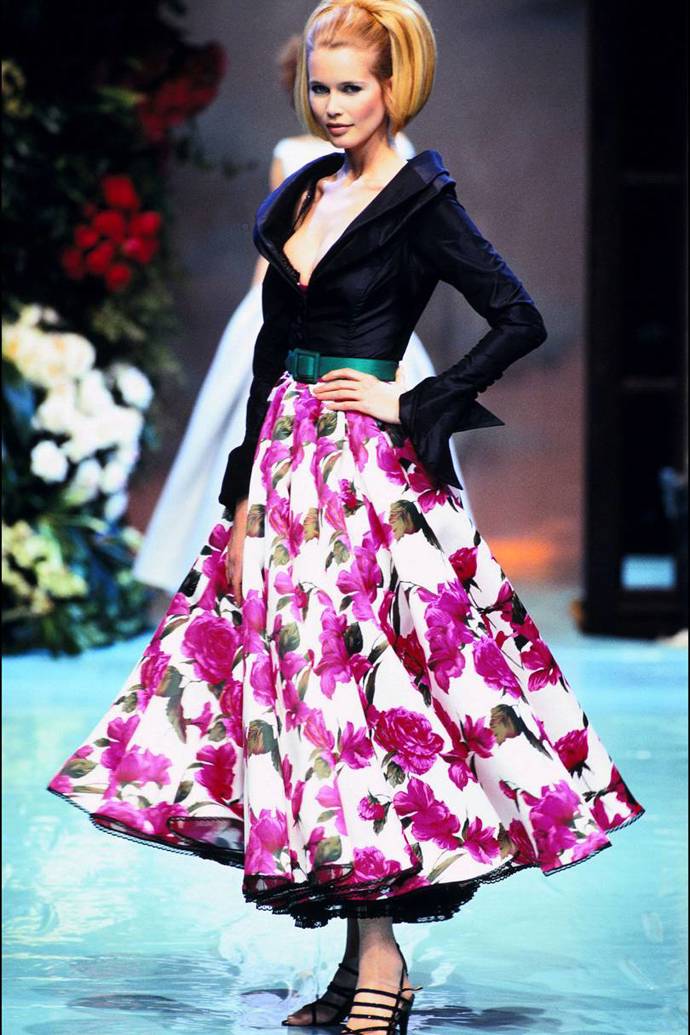 leden 1996

Claudia v černé blůze a květované sukni na přehlídce Dior haute couture.
