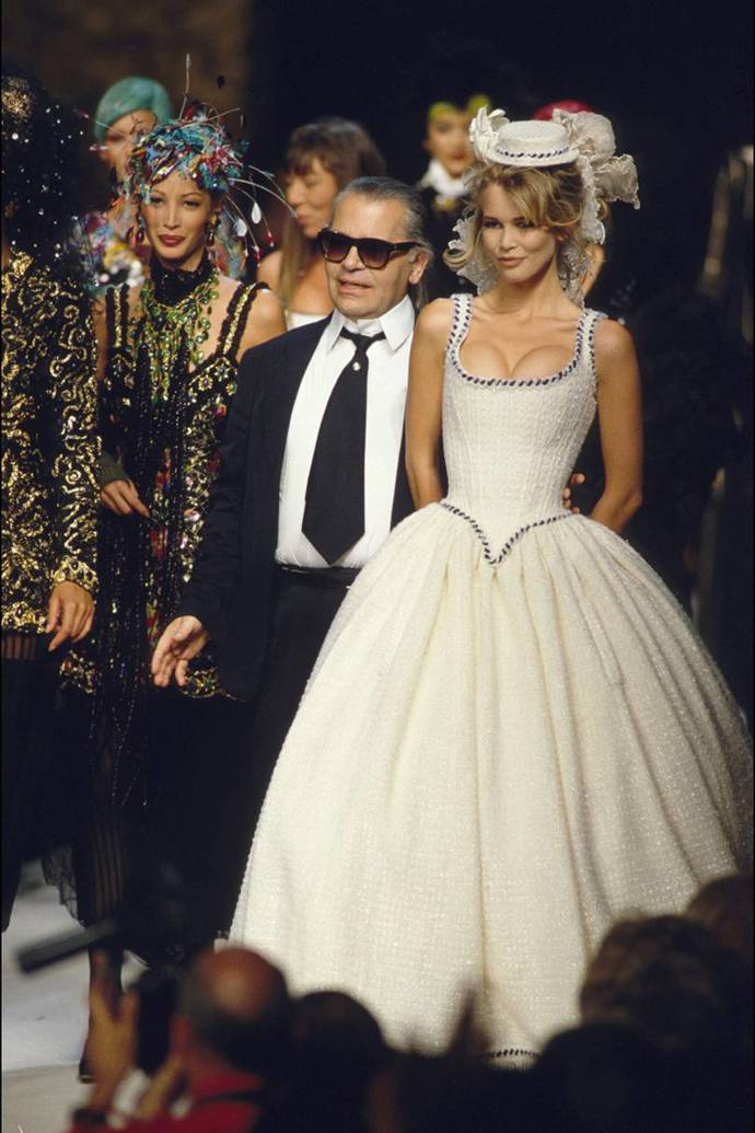 červenec 1992

Claudia Schiffer a Karl Lagerfeld po přehlídce Chanel haute couture v roce 1992.
