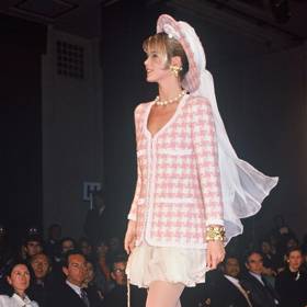 leden 1991

Claudia Schiffer v růžovobílém tvídovém saku a černobílých balerínách na přehlídce jarní couture kolekce Chanel.
