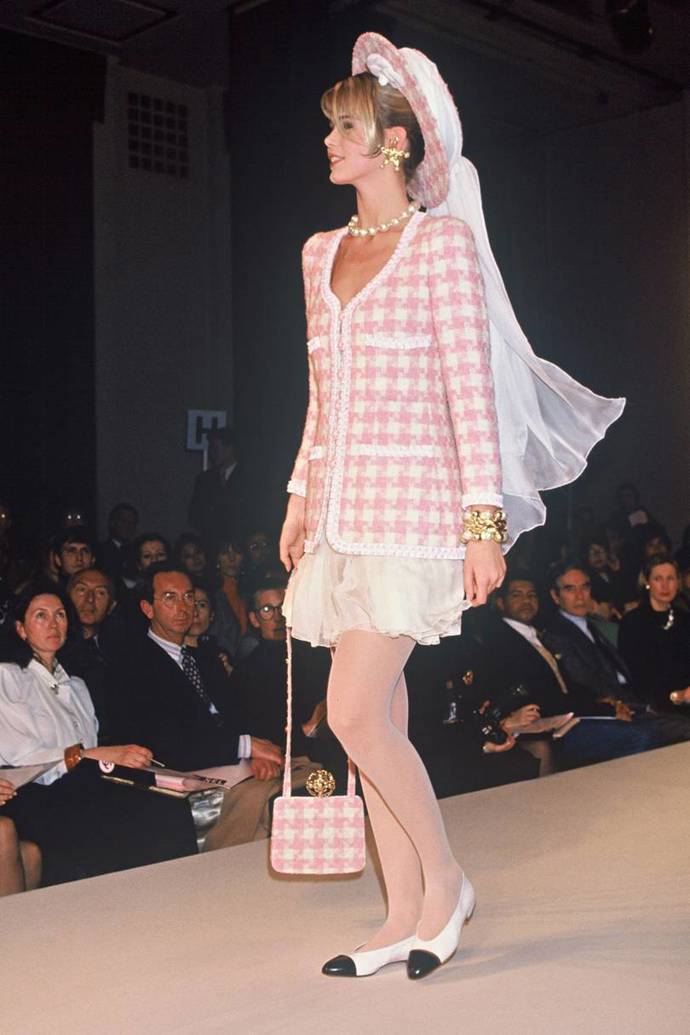 leden 1991

Claudia Schiffer v růžovobílém tvídovém saku a černobílých balerínách na přehlídce jarní couture kolekce Chanel.
