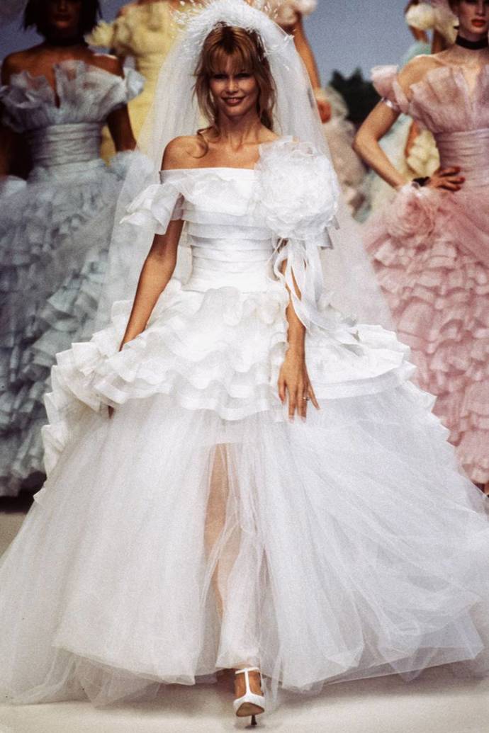 leden 1994

Claudia v tylových svatebních šatech na přehlídce Chanel haute couture.
