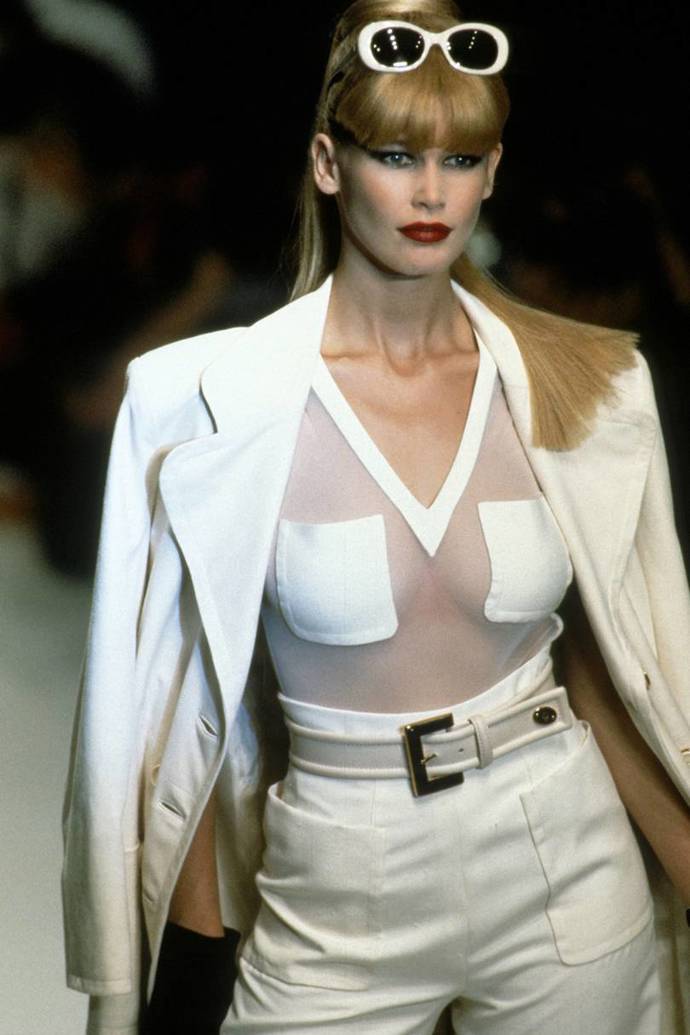 říjen 1995

Claudia v bílém retro kompletu na přehlídce Dior jaro/léto 1996.
