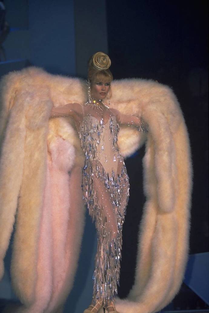 duben 1995

Claudia v extravagantních šatech Thierry Mugler na přehlídce podzim/zima 1995.

