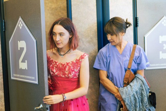 Lady Bird

Lady Bird Grety Gerwig je ten typ filmu, u kterého budete se slzami v očích vzpomínat, jak těžké bylo najít si v dospívání nějakou správnou životní cestu. Snímek si oprávněně vysloužil hned pět nominací na Oscara, dva Zlaté glóby a další ocenění. Hrají v něm vycházející herecké hvězdy Saoirse Ronan nebo Timothée Chalamet. Pochopení budete mít zvlášť pro postavu, kterou ztvárnila Laurie Metcalf - pracovitá chůva, která se snaží, aby celá rodina držela pohromadě.
