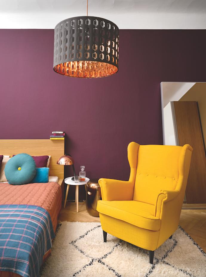 Kromě metalických doplňků dává ložnici esprit luxusního hotelu i velké perforované svítidlo s měděným vnitřkem.
