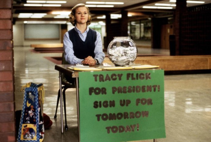 Kdo s koho (Election)

Ještě než se z Reese Witherspoon stala Pravá blondýnka, zahrála si postavu Tracy Flickové, studentky střední školy, která jde za svým studijním úspěchem přes mrtvoly. Film o lásce, volbách školní prezidentky, zlomených srdcích a dalších útrapách dospívání si vysloužil nominaci na Oscara za scénář i na Zlatý glóbus za herecký výkon v té době třiadvacetileté Reese Witherspoon.

