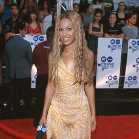 Ovšem na tomto udílení MTV Music Awards musel mít stylista Beyoncé dovolenou. Batikování, falešné kamínky na šatech i na botách,... Na obhajobu tohoto looku se dá říct snad jen to, že byl rok 2000.
