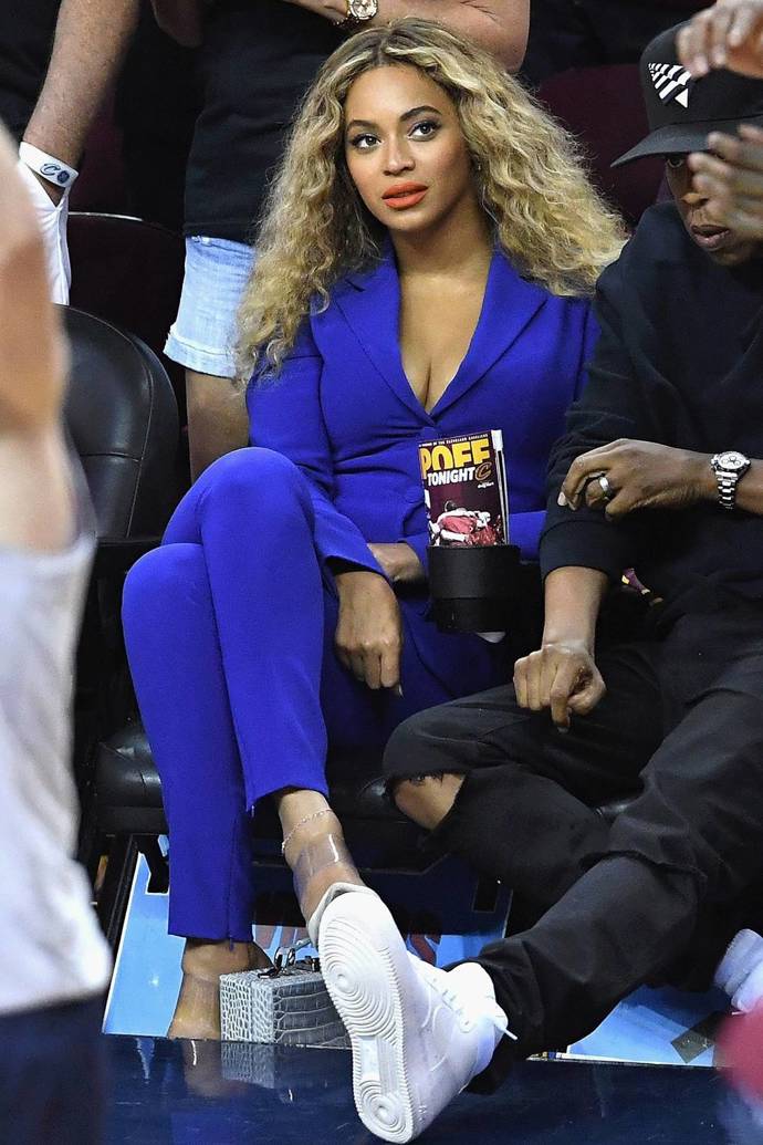 Úžasně královsky modrý overal Altuzarra si Beyoncé oblékla na finále NBA v roce 2016.
Úžasně královsky modrý overal Altuzarra si Beyoncé oblékla na finále NBA v roce 2016.