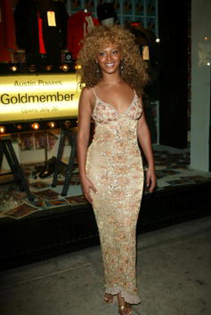 V roce 2002 na speciálním promítání filmu Austin Powers - Goldmember, v němž hraje postavu Foxxy Cleopatry, se Beyoncé vrátila k afru ve stylu 70. let
V roce 2002 na speciálním promítání filmu Austin Powers - Goldmember, v němž hraje postavu Foxxy Cleopatry, se Beyoncé vrátila k afru ve stylu 70. let