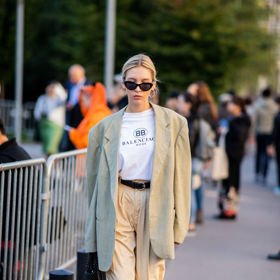 Outfity ve světlých odstínech chtějí určitou dávku odvahy, tento s oversized blejzrem, tričkem Balenciaga a žluto-béžovými kalhotami ale rozhodně funguje
