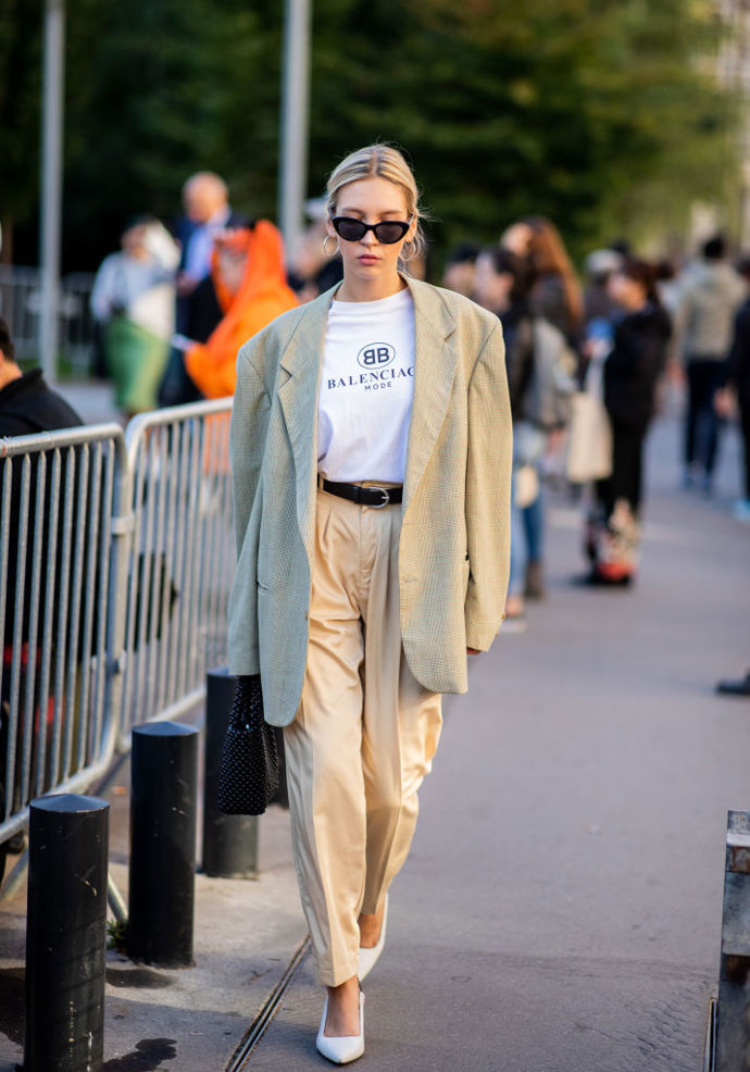 Outfity ve světlých odstínech chtějí určitou dávku odvahy, tento s oversized blejzrem, tričkem Balenciaga a žluto-béžovými kalhotami ale rozhodně funguje
