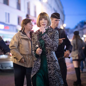 Na pařížském fashion weeku samozřejmě nechyběla Anna Wintour, tentokrát byla oblečená od Gucciho.
