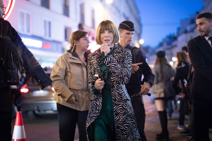 Na pařížském fashion weeku samozřejmě nechyběla Anna Wintour, tentokrát byla oblečená od Gucciho.
