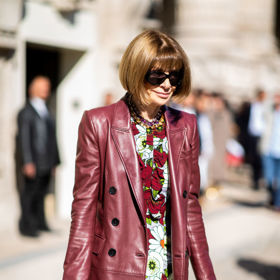 Na přehlídku Maison Margiela vyrazila Anna Wintour v koženém kabátě a květovaných šatech
