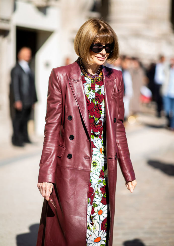 Na přehlídku Maison Margiela vyrazila Anna Wintour v koženém kabátě a květovaných šatech
