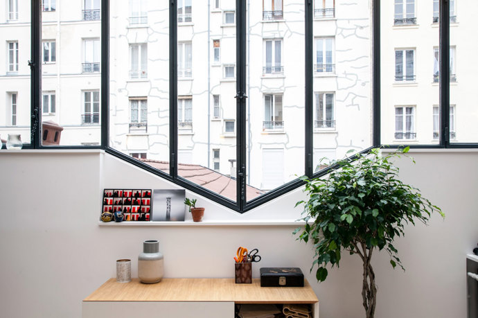 Atypická okna nechali architekti vyznít v celé jejich dokonalé kráse - jinak by to snad ani nešlo.
Atypická okna nechali architekti vyznít v celé jejich dokonalé kráse - jinak by to snad ani nešlo.
