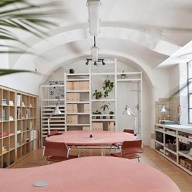 interiér coworkingového centra Social Reactor v Brně od studia KOGGA