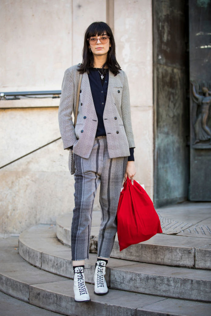 Sportovně elegantní outfit s trendy kostkovaným vzorem
