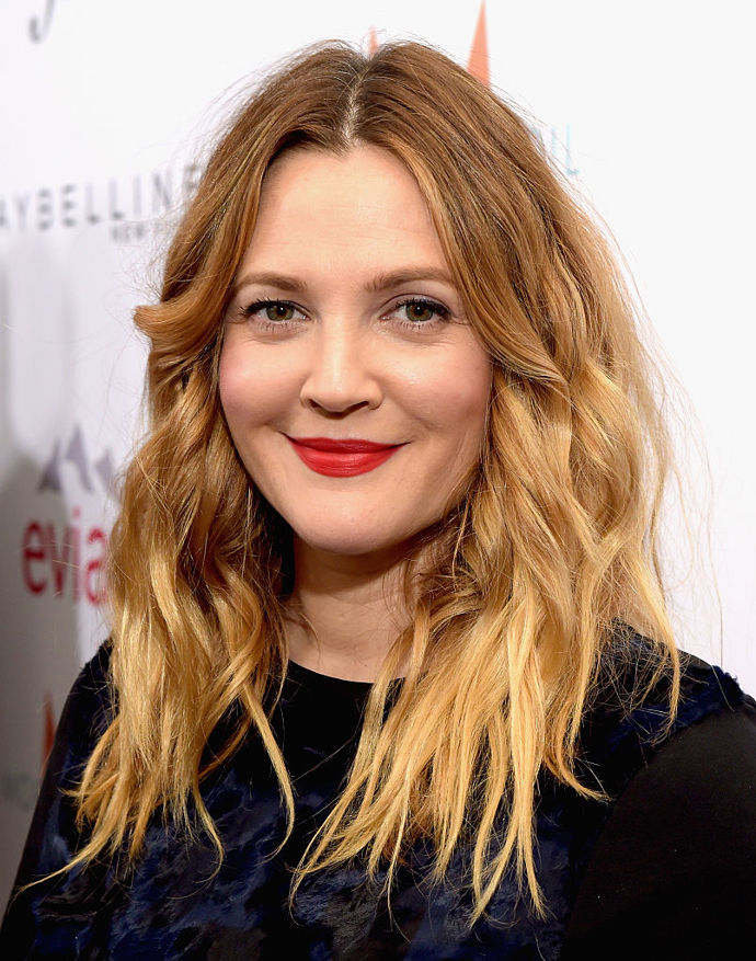 Jestli má někdo DOKONALE udělané ombré vlasy, pak je to rozhodně Drew Barrymore!
