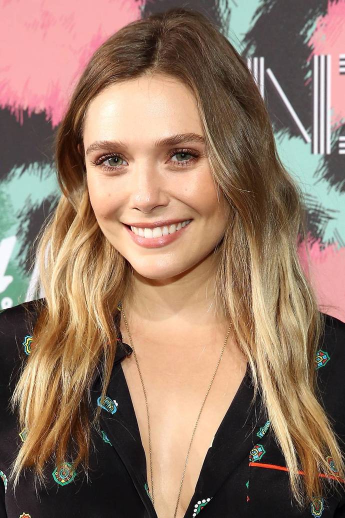 Pokud máte dlouhé vlasy jako Elizabeth Olsen, můžete si nechat vlasy odbarvit do světla až zhruba od poloviny délky
