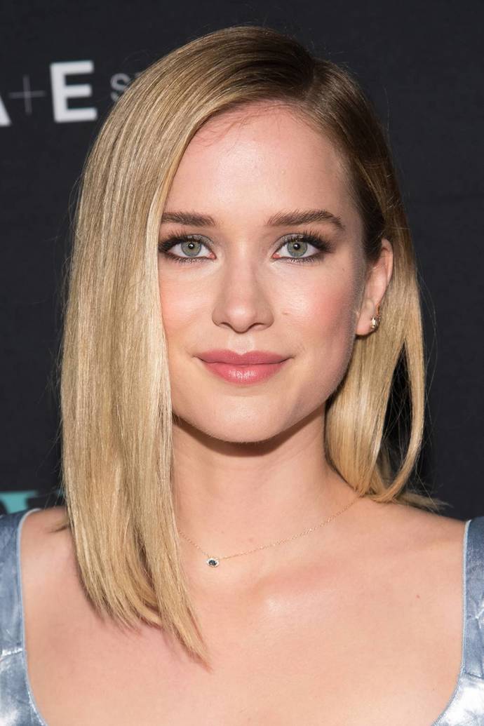 Kadeřnici herečky Elizabeth Lail se podařilo vytvořit ten nejpřirozenější přechod od přírodní tmavé barvy až po nejsvětlejší blond, a to vše na kratším mikádu
