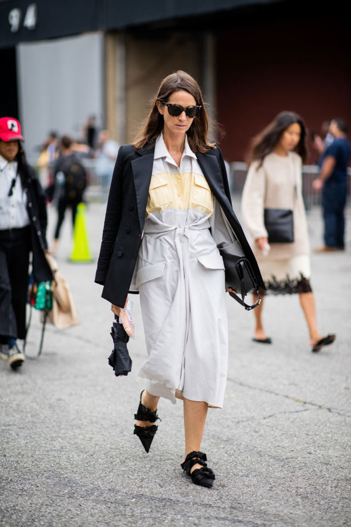 Špičaté boty a midi košilové šaty jsou ideální kombinací jak na klasické nošení, tak třeba na fashion week
