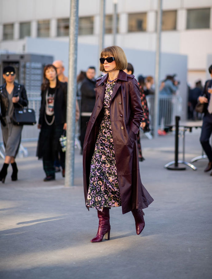 Anna Wintour svůj kožený kabát vynosila během pařížského fashion weeku hned několikrát, vždy jen obměnila šaty pod ním

