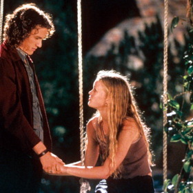 Deset důvodů, proč tě nenávidím (10 Things I Hate About You)

Film s Heathem Ledgerem a Julií Stiles v hlavních rolích je moderní adaptací Shakespearovy komedie Zkrocení zlé ženy. Odehrává se na americké středí škole, kde se, jak víme, mohou stát nejrůznější příběhy a životní zápletky. Zvlášť, když jsou ústředními postavami dvě sestry odlišné jako oheň a voda.
