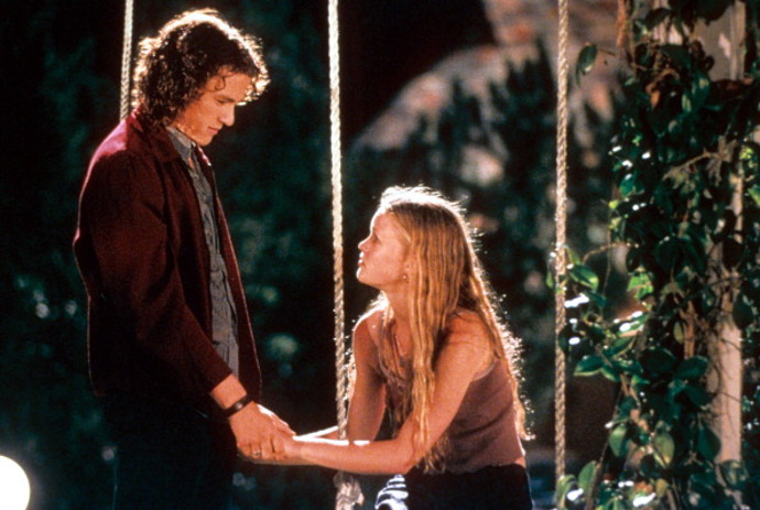 Deset důvodů, proč tě nenávidím (10 Things I Hate About You)

Film s Heathem Ledgerem a Julií Stiles v hlavních rolích je moderní adaptací Shakespearovy komedie Zkrocení zlé ženy. Odehrává se na americké středí škole, kde se, jak víme, mohou stát nejrůznější příběhy a životní zápletky. Zvlášť, když jsou ústředními postavami dvě sestry odlišné jako oheň a voda.
