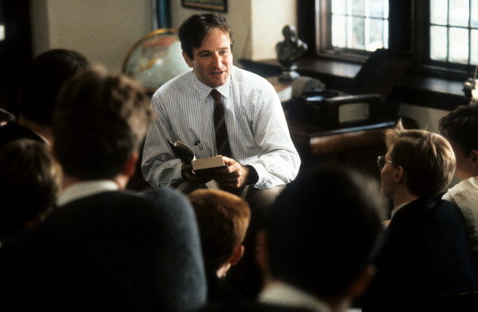Společnost mrtvých básníků (Dead Poets Society)

Snímek v hlavní roli s Robinem Williamsem získal Oscara za nejlepší scénář a ve třech dalších kategoriích byl na Oscara nominovaný. Robin Williams zde hraje učitele anglické literatury, který přichází na chlapeckou školu ve Vermontu s úplně novými metodami. Tenhle film vás dostane do nostalgické nálady i přesto, že jste na internátní chlapeckou školu nikdy nechodila.

