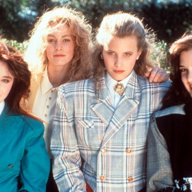 Smrtící atrakce (Heathers)

Před tím, než přišly moderní Protivný sprostý holky, byly tu Heathers. Není to úplně film, který by vás jemně vytáhnul z letního snění a upozornil vás, že už je školní rok. Naopak se jedná o poměrně drsný příběh o dospívání, kde dojde i na stisknutí spouště. Kromě hlavní napínavé zápletky stojí za pozornost i herecké obsazení - Winona Ryder, Shannen Doherty, Christian Slater,...
